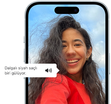 VoiceOver özelliğinin bir fotoğrafı ”dalgalı, siyah saçlı insan gülüyor” olarak tarif ettiği iPhone 15 görseli