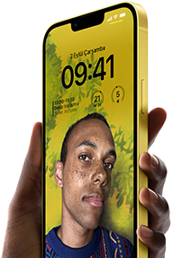 Kişiselleştirilmiş Kilit Ekranı görülen sarı bir iPhone 14 Plus tutan bir el.