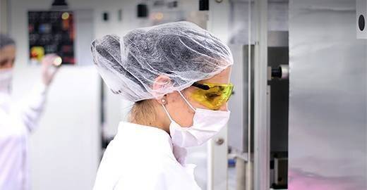 Domino's çalışanları sosyal mesafesini koruyarak üretim yapıyor