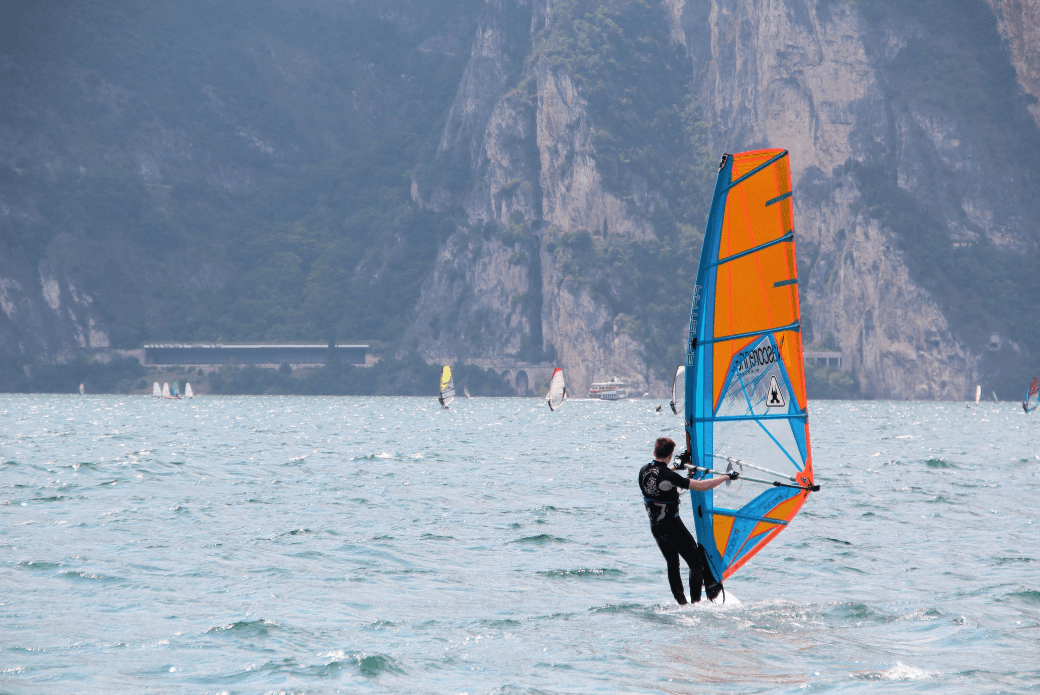 Windsurf'e Başlangıç: Yeni Başlayanlar İçin Ekipman ve Okul Rehberi